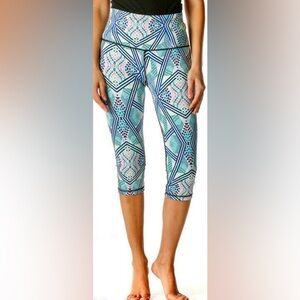 VICTORIA'S SECRET SPORT NEON AZTEC GEOMETRIC DESIGN CROPPED CAPRI LEGGINGS